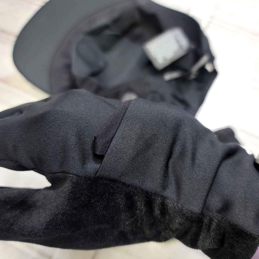 zero cap running hat and weather gloves  by On - Picture 9 of 10